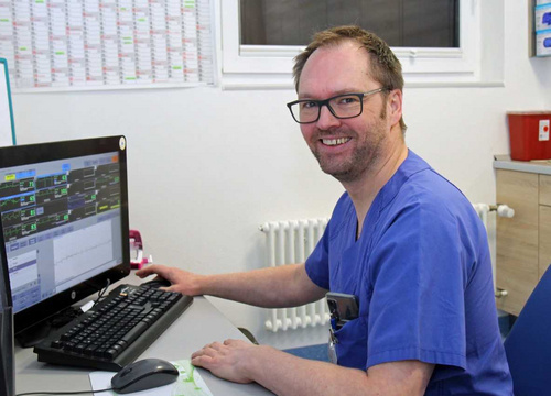Chefarzt der Kardiologie Dr. Christian Nottebrock an der Patientenüberwachung der Chest Pain Unit der Klinik Husum.