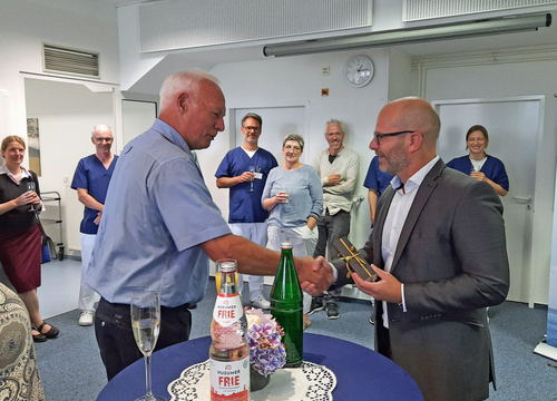 Der bisherige chirurgische Chefarzt der Inselklinik Föhr-Amrum, Dr. Andreas Müller, wird vom Geschäftsführer Stephan W. Unger in den Ruhestand verabschiedet.