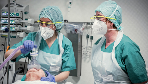 Chefärztin der Anästhesiologie und Intensivmedizin Andrea Magaard in OP-Kleidung gemeinsam mit einer Pflegekraft bei einer Narkoseinleitung.