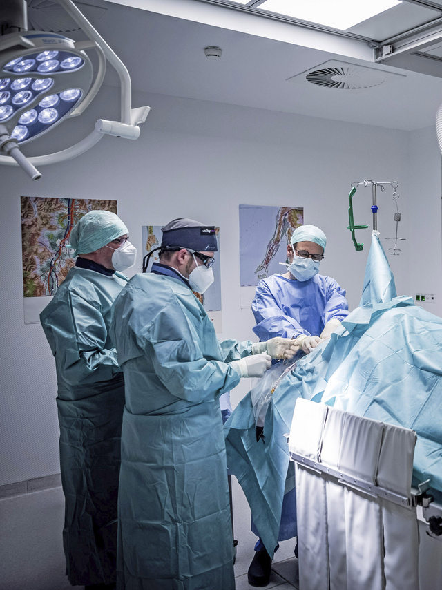 Chefarzt Dr. Haug und Dr. Hofbauer bei einem der speziellen Katheter-Eingriffe in der Klinik Husum.