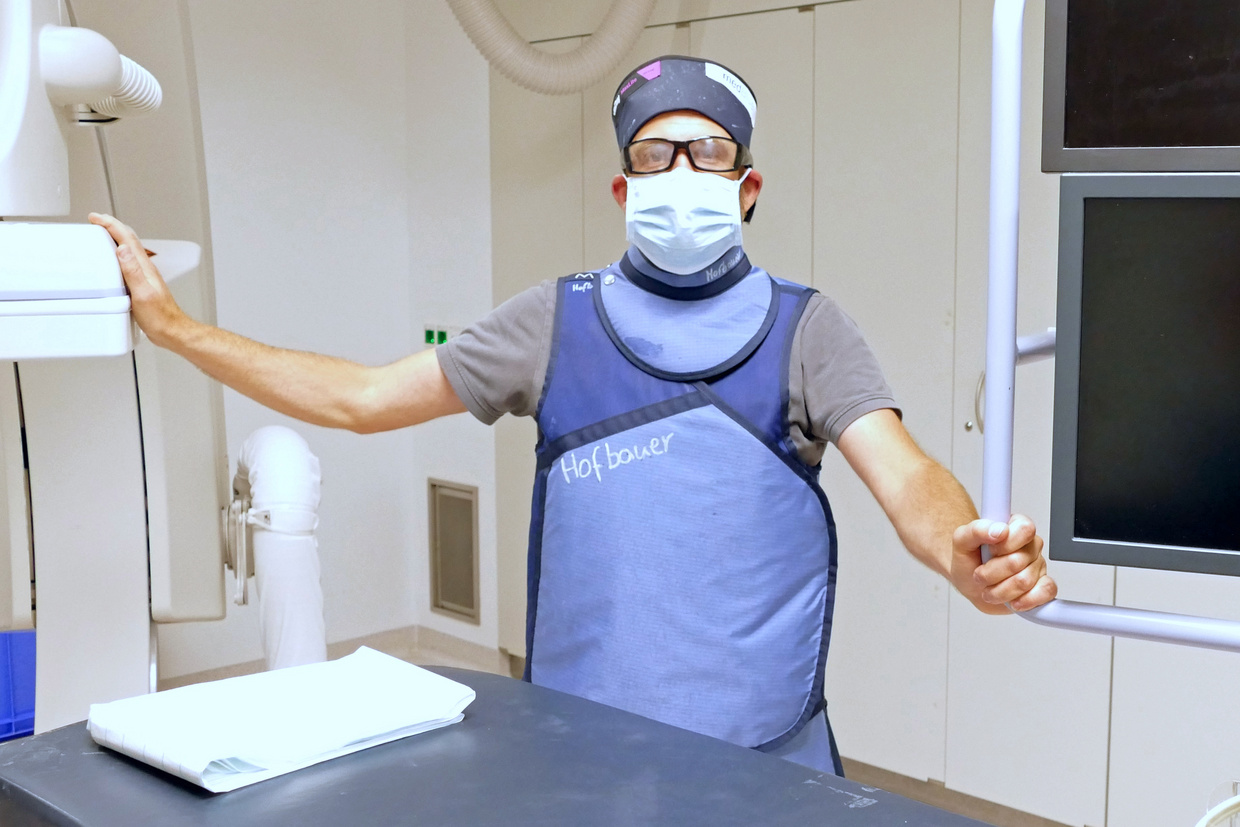 Dr. Hofbauer mit Röntgenschürze am Angiographie-Arbeitsplatz der Klinik Husum.